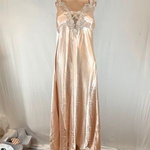 Flora Nikrooz women’s Nightgown. Sz XL. Polyester Satin. Built in Bra.